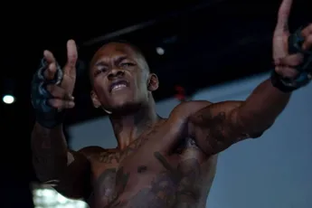 Israel Adesanya zet UFC-baas Dana White onder druk: “Ik wil dit ook”