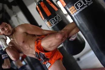 “Veel kickboksers worden hier ziek” – Victor Blaho onthult infectierisico Muay Thai gyms