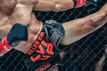 “Dit beschadigt de sport”: woede na incident met 14-jarige kickbokser (video)