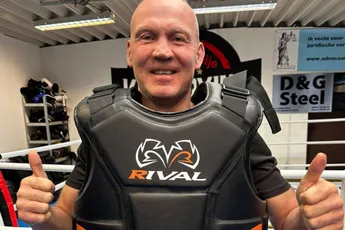 Topcoach van Thian de Vries test SMTS bokshandschoenen: ‘Dit valt meteen op’