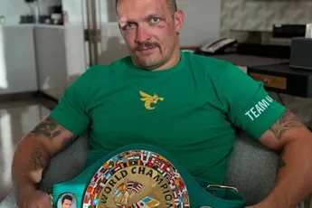 “Oleksandr Usyk levert WBC-titel in” – topuitdager Okolie onthult en ruikt zijn kans