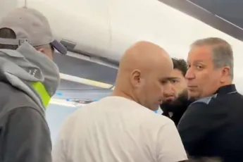 Bekende UFC-vechter uit vliegtuig gezet - video van incident gaat viraal