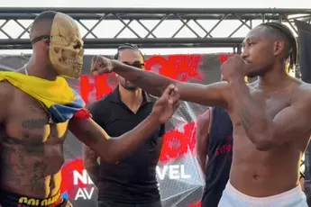 "Staredown explodeert”: Brian Hooi deelt tik op de kin uit bij tegenstander