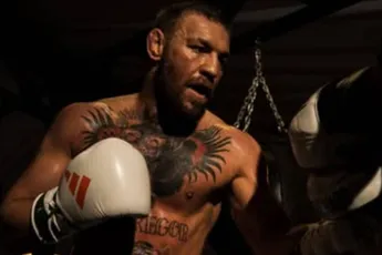 Conor McGregor pakt direct winst bij verrassende rentree in boksring (video)