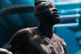 “Ik geef niet op” – boksicoon Wilder breekt over moord op zijn broer en leven vol pijn