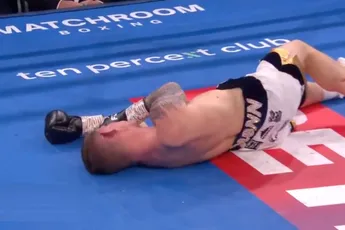 ‘Zo wil je niet winnen’ – bokser op brancard de ring uit na zware knock-out