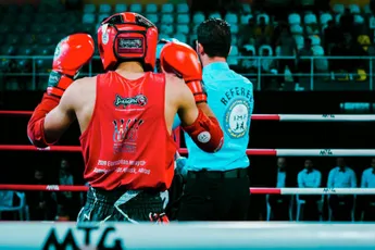 Jeugdbokser uit partij gezet na verboden actie op tegenstander (video)