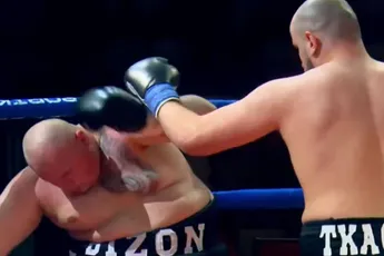 Scheidsrechter grijpt niet in en laat bokser zware klappen pakken – “Onbegrijpelijk”
