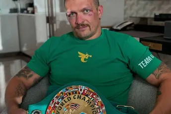 Rechtszaak dreigt om titelgevecht Usyk: Bokspromotor Frank Warren pikt keuze niet