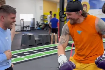 Glory in Giza: boksheld Usyk eet lachend bodyshots voor clash met Verhoeven