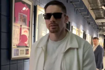 Rico Verhoeven duikt op tussen boksterren in Londen – ‘Ze verdienen het allebei’