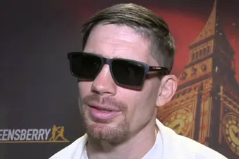 Rico Verhoeven verschijnt met zonnebril bij boksclash en richt zich op Usyk