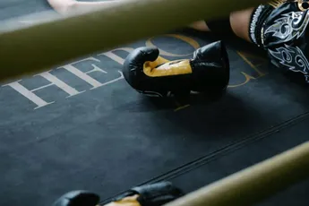 “Op brancard de ring uit” - Ongeslagen bokskampioen stort in tijdens titelgevecht