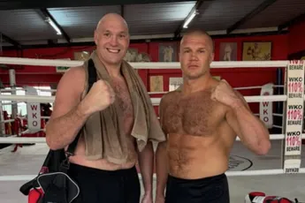 Tyson Fury zet Glory-zwaargewicht Uku Jurjendal richting boksring: “Het is tijd”