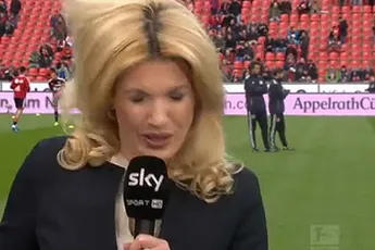 Journaliste krijgt bal keihard op achterhoofd