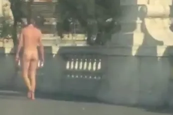 Man in Rome maakt gretig gebruik van lege straten