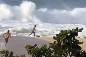 Surfer Mikey Wright redt drenkeling uit zee op Hawaii