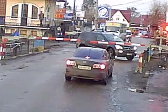 SUV rijder komt met de schrik vrij na ingrijpen van spoorwegen gast