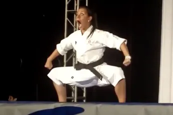 Dame is net even te schreeuwerig tijdens vechtsport demonstratie