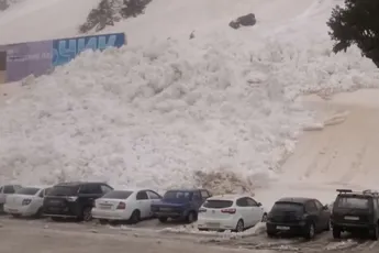 Lawine neemt parkeerplaats over