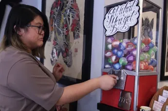 Inwoner Hawaii filmt lavastroom vanuit zijn achtertuin