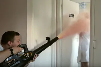 Reuben en zijn bladblazer vermaken zich wel