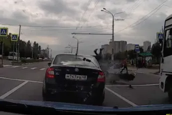 2 stuks hard tegen het asfalt na motor vs auto