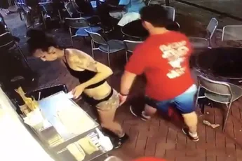 Gast dacht even aan bips van serveerster te kunnen zitten