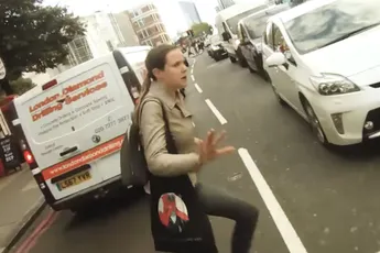 Motorrijder en voetganger tegen het asfalt in hartje Londen