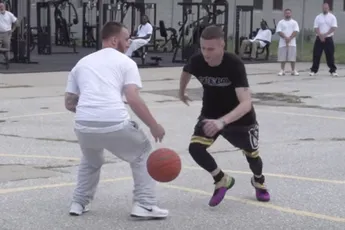 De professor speelt basketbal in de gevangenis