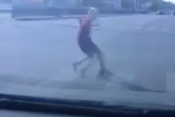 Knulletje leert dat zebrapad niet heilig is