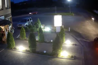 Motorrijder klapt op Renault Logan