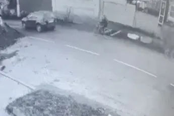 Zatte bestuurder ramt opa en kleinzoon