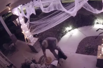 Held zonder cape brengt snoep bij buren tijdens Halloween