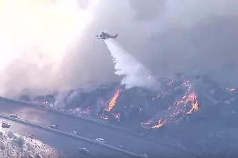Heli’s doen poging tot blussen brand Los Angeles snelweg