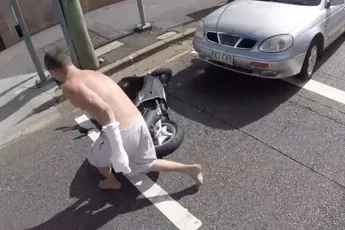 Aussie knaap helemaal uit zijn dak om scootertje naast hem