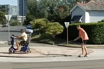 Yobbo’s vermaken zich prima met een skateboard en scootmobiel