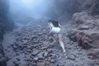 Colombiaanse schoonheid rent over de zeebodem