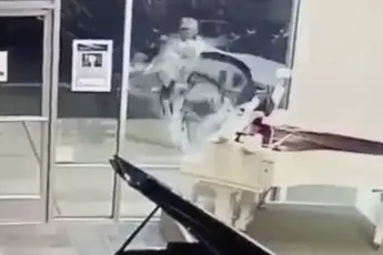 Kraak zetten bij pianozaak voor Mickey knuffel