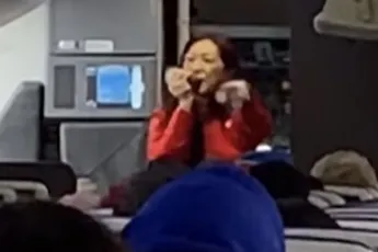 Veiligheidsinstructies in een vliegtuig, zó kan het ook