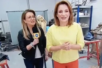 Poolse verslaggeefster tikt kunstwerk per ongeluk om