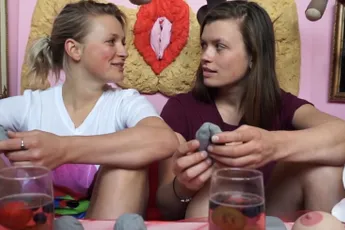 Surinaamse boa constrictor doet jasje uit