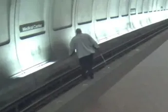 Blinde man maakt een spannend momentje door in Washington