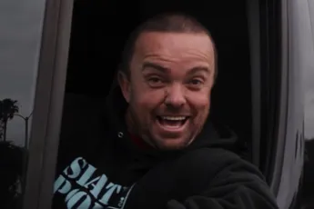 Wee-Man van Jackass leeft vandaag de dag in een busje