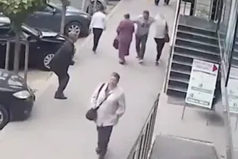 Gek slaat twee vrouwen in de hoofdstad van Moldavië