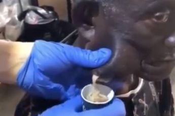 Man met mayonaise wang heeft genoeg voor iedereen