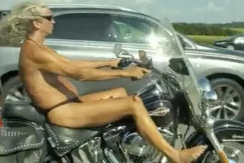 Hij heeft tenminste wilde haren en een zonnebril