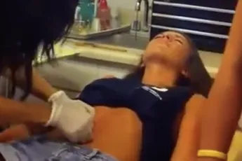 Vriendinnetje heeft meer pijn dan meisje die piercing laat prikken