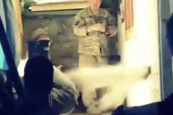 Soldaat heeft mazzel na beschoten te worden door scherpschutter