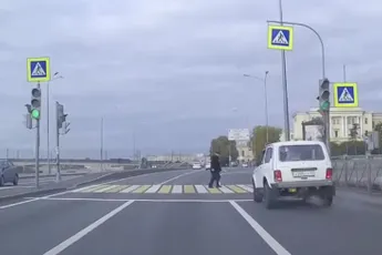 Stevige botsing tussen Lada en wandelaar met haast